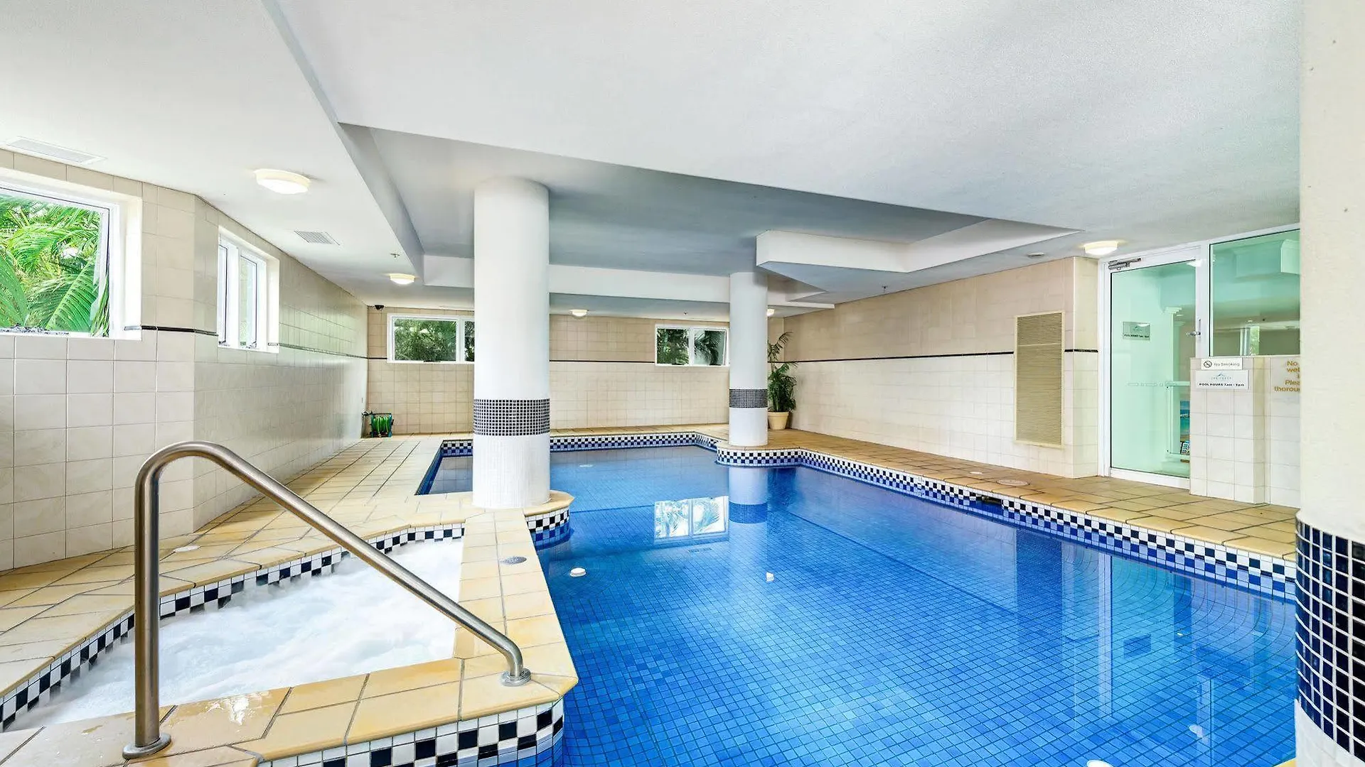The Crest Apartments Gold Coast 4*,